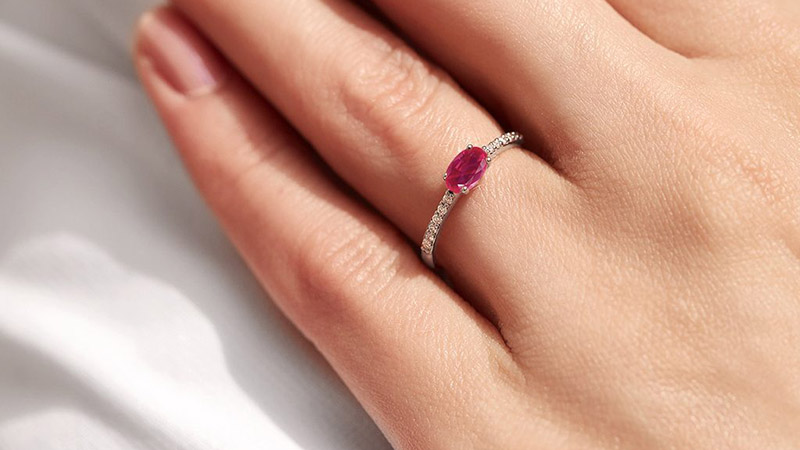 Dưới 30 tuổi n&ecirc;n chọn nhẫn c&oacute; thiết kế đơn giản